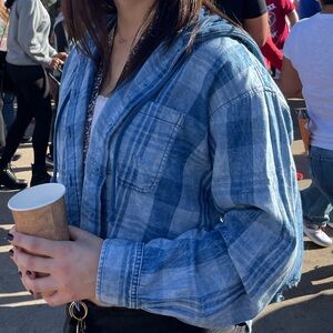 Cropped blue flannel 💙